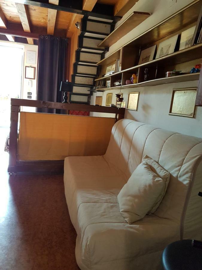 Dora Baltea Monolocale Primo Piano Mansarda Secondo Piano เวโรนา ภายนอก รูปภาพ