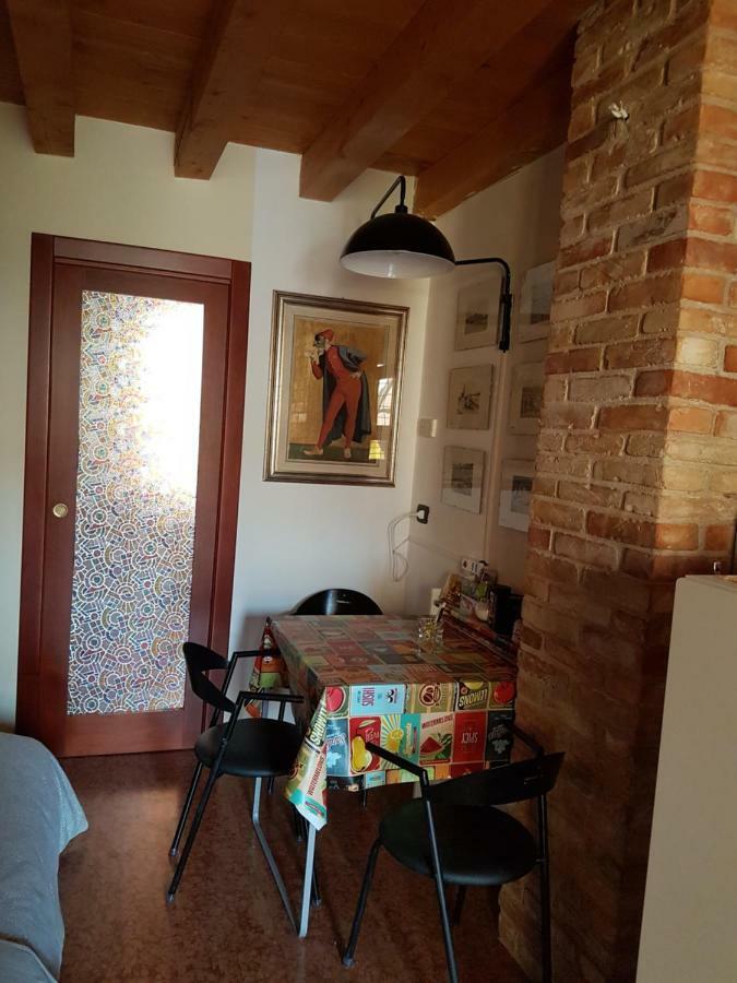 Dora Baltea Monolocale Primo Piano Mansarda Secondo Piano เวโรนา ภายนอก รูปภาพ