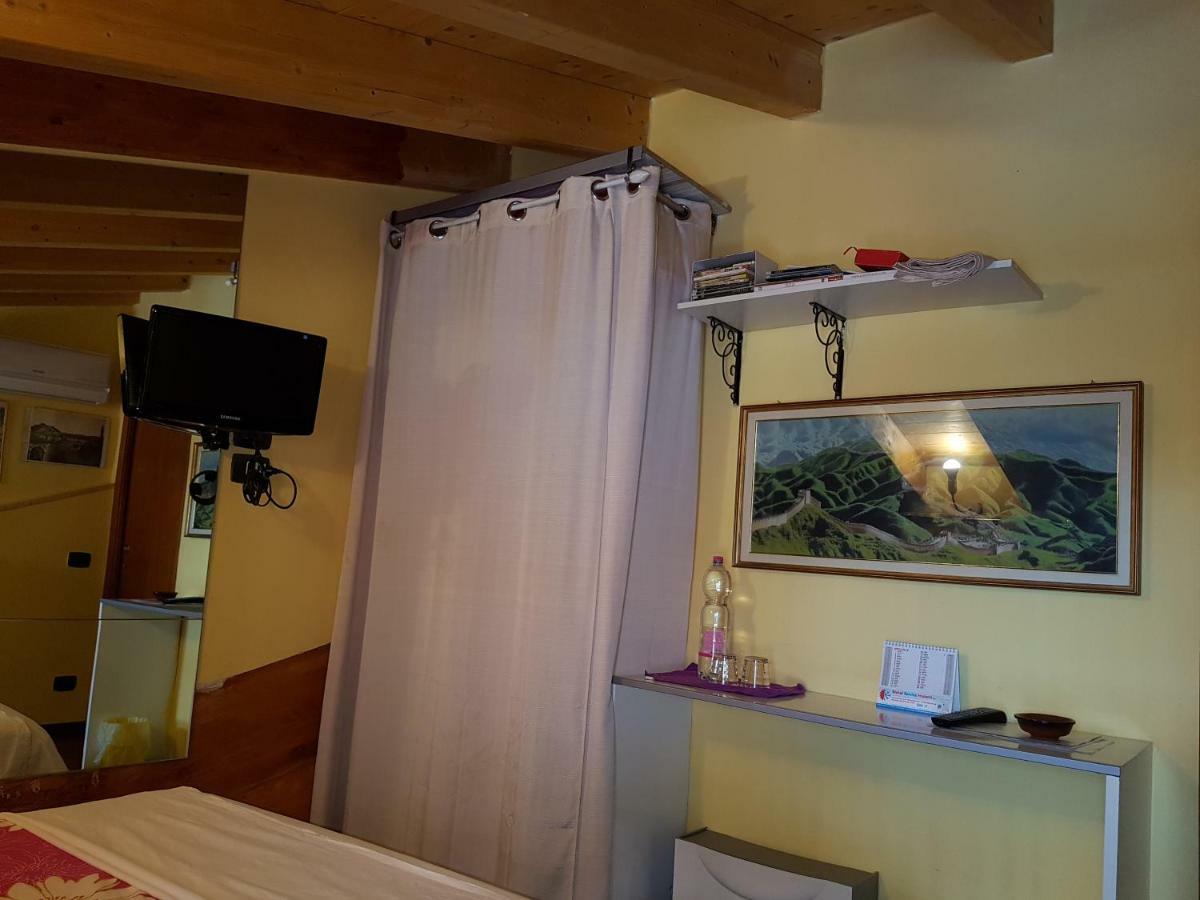 Dora Baltea Monolocale Primo Piano Mansarda Secondo Piano เวโรนา ภายนอก รูปภาพ